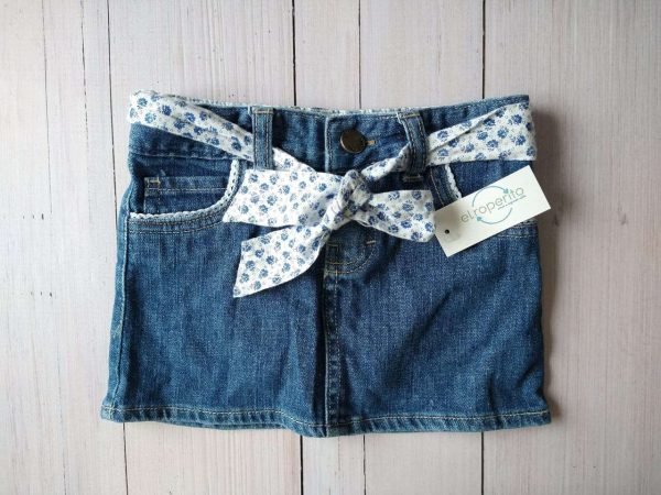 Mini de jean con cinto floreado