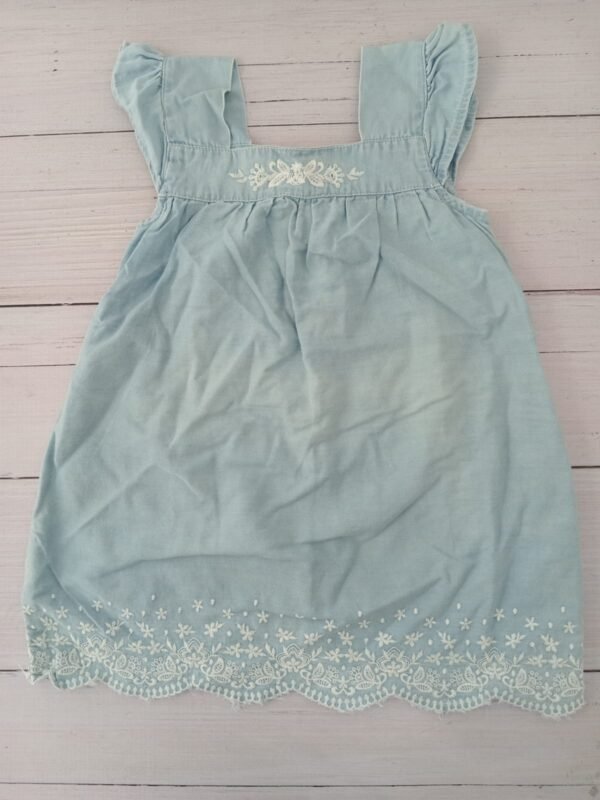 VESTIDO CELESTE CON BORDADO BLANCO CHEEKY